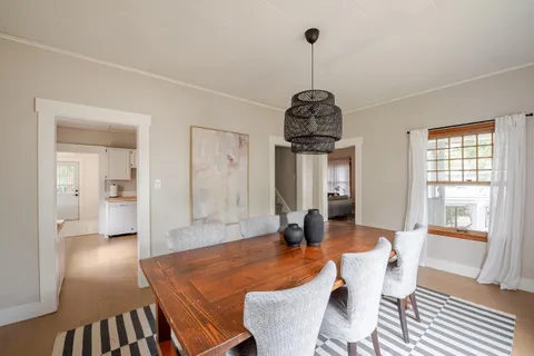Dining area — Manito Bungalow