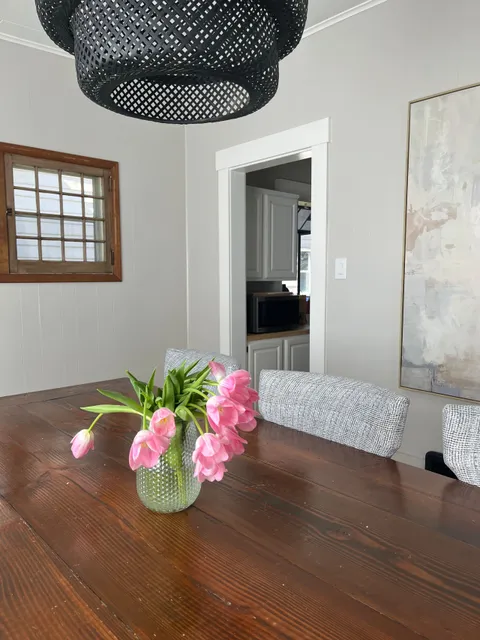Dining area — Manito Bungalow