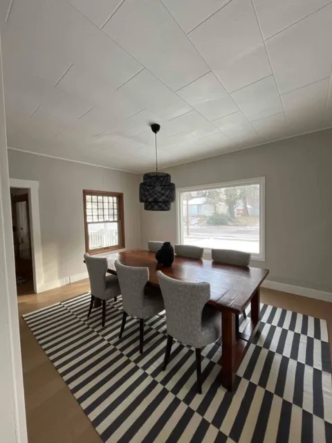 Dining area — Manito Bungalow