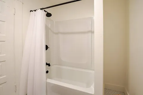 Full bathroom 1 — Manito Bungalow