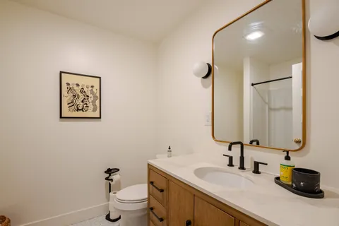 Full bathroom 1 — Manito Bungalow