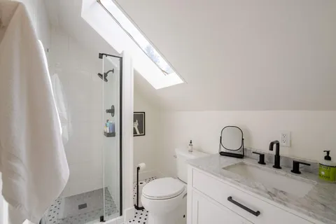 Full bathroom 2 — Manito Bungalow