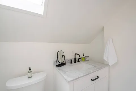 Full bathroom 2 — Manito Bungalow