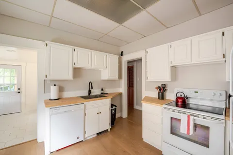Full kitchen — Manito Bungalow