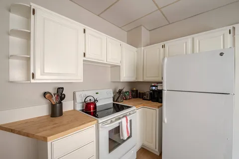 Full kitchen — Manito Bungalow