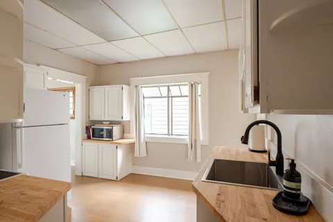 Full kitchen — Manito Bungalow