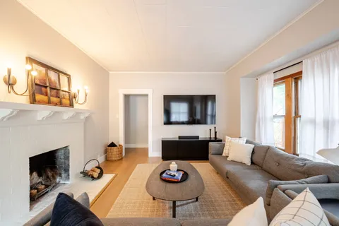 Living room 1 — Manito Bungalow